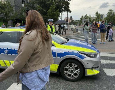 Policja drogowa - radiowóz i funkcjonariusz na planie filmowym
