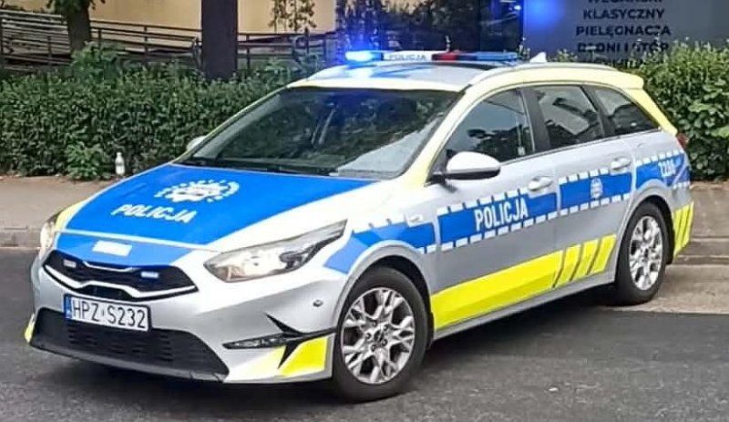 Kia Ceed SW film police car - modern KGP markings with yellow stripes